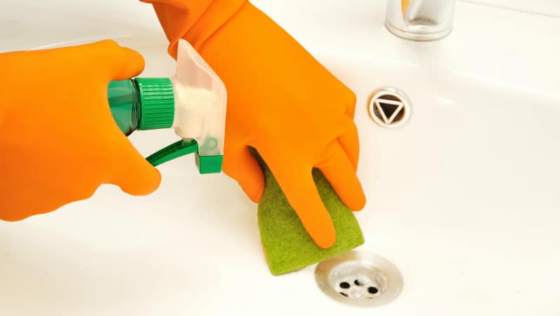 Домашние хитрости: Как быстро очистить санузел от отложений известняка?