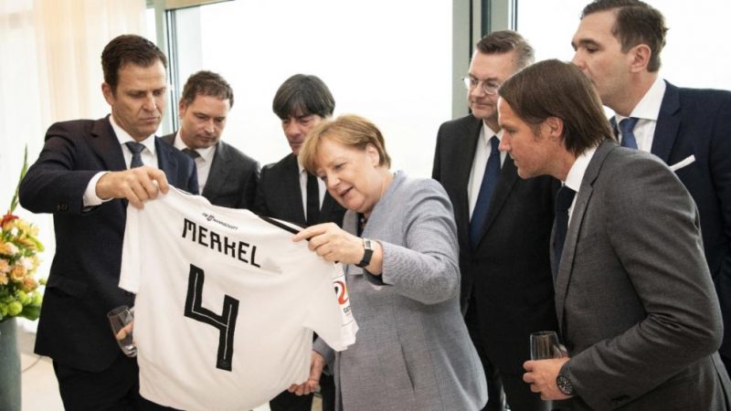 Политика: Новый бойкот: Меркель не поедет на ЧМ-2018?