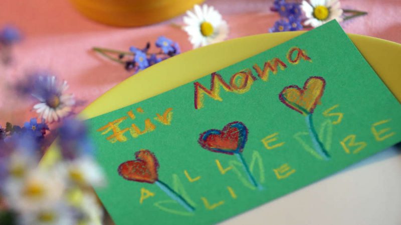Общество: День матери в Германии: как возник праздник и что лучше дарить?