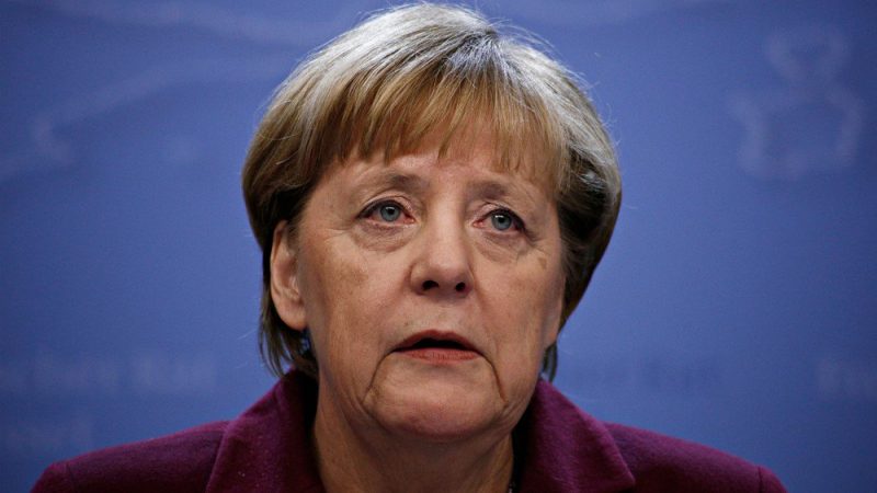 Политика: Меркель позволит мигрантам привезти свои семьи в Германию