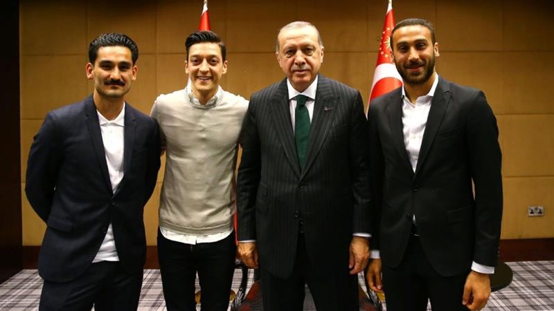 Политика: Большой скандал: немецкие футболисты продвигают президента Турции