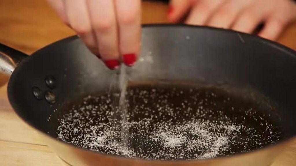 Домашние хитрости: Простые способы, как быстро очистить сковороду от нагара