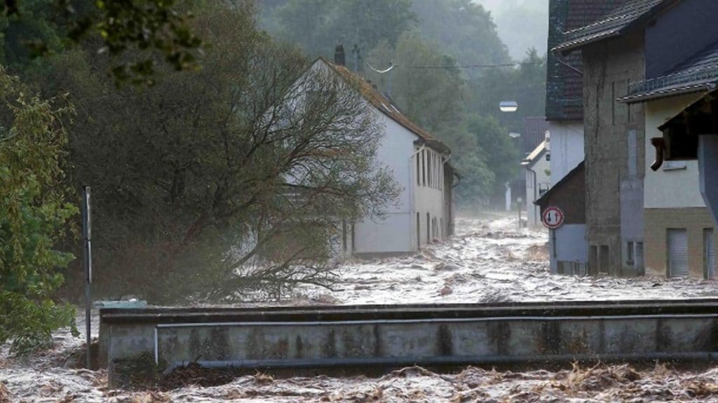 Происшествия: Град, наводнения и оползни: Германия пережила страшный вечер