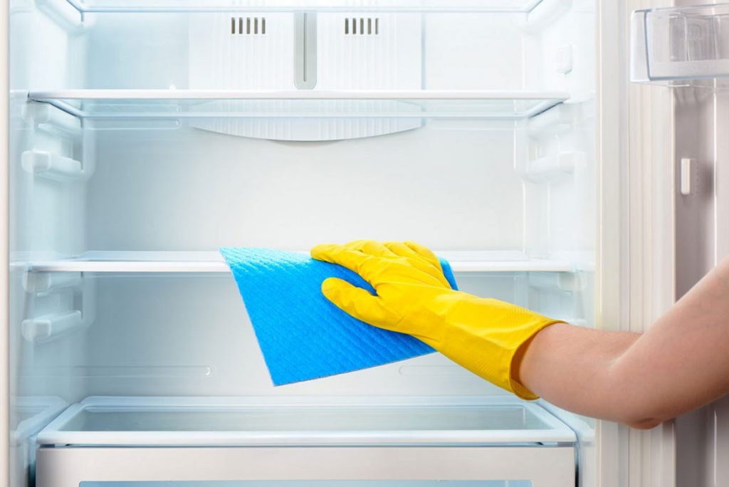 Домашние хитрости: Как быстро и легко убрать неприятный запах из холодильника?