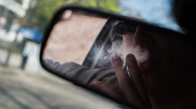 Общество: Высокие штрафы, угроза жизни: курение за рулем может дорого обойтись водителю