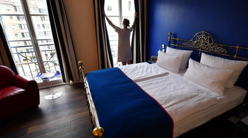 Общество: Для чего предназначено узкое покрывало на кроватях в отелях?