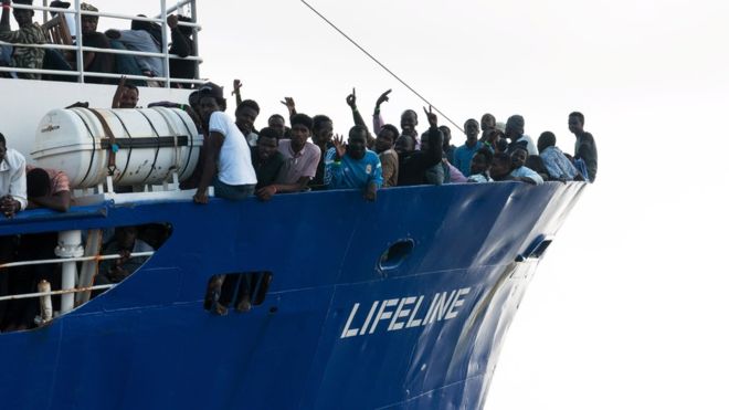 Политика: Италия хочет конфисковать два немецких спасательных корабля