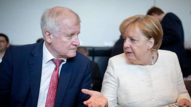Политика: Большинство немцев поддерживают Зеехофера, а не Меркель