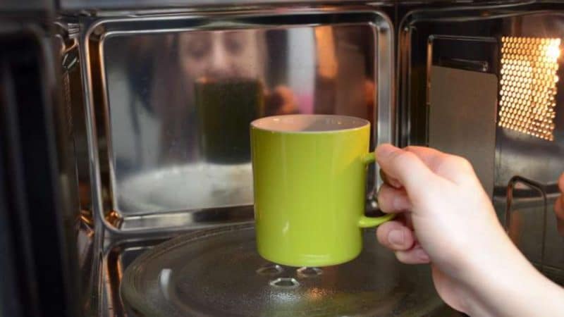 Домашние хитрости: Как быстро и легко очистить микроволновую печь внутри