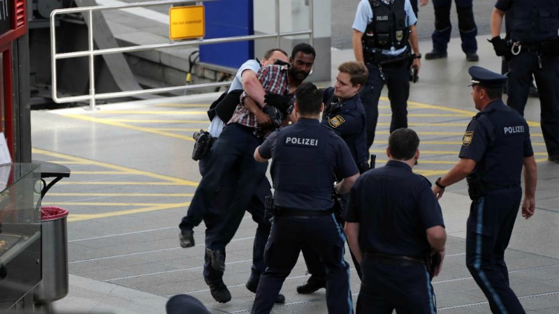 Происшествия: В Мюнхене полиция задержала вооруженного ножом мужчину