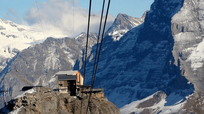 Отовсюду обо всем: Сотни туристов застряли на канатной дороге в Швейцарии