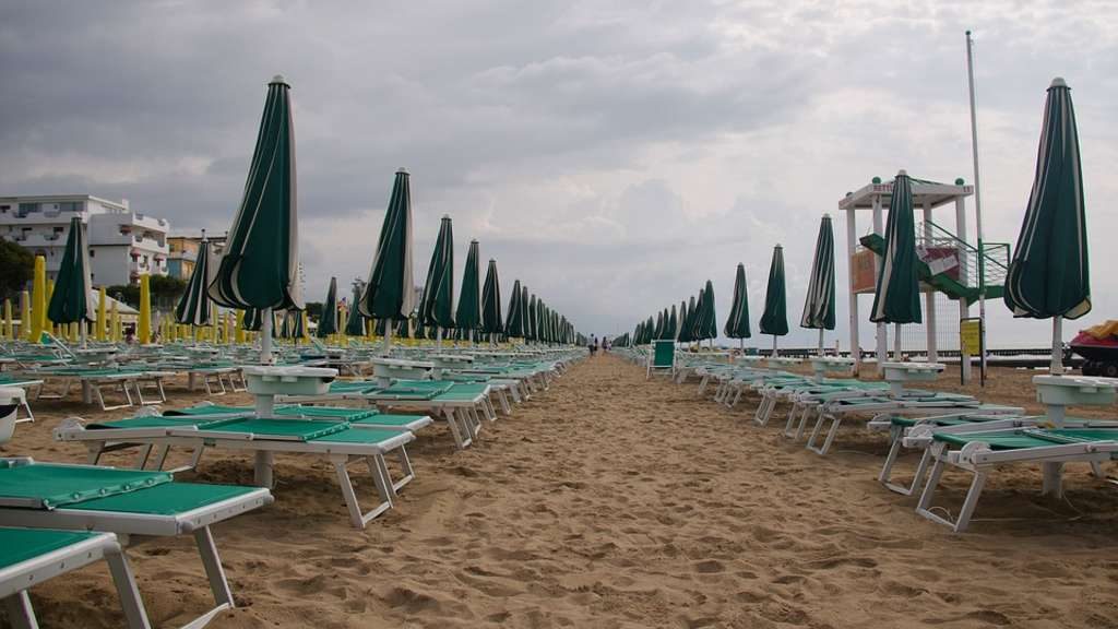 Отовсюду обо всем: Штраф за массаж на итальянских пляжах – до €15 тысяч