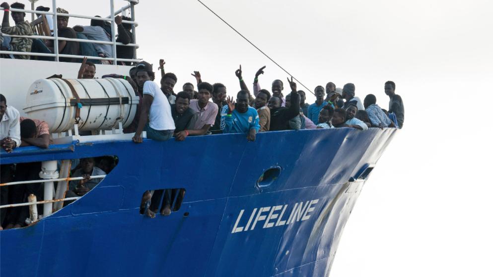 Отовсюду обо всем: Капитан корабля, спасший беженцев, предстанет перед судом