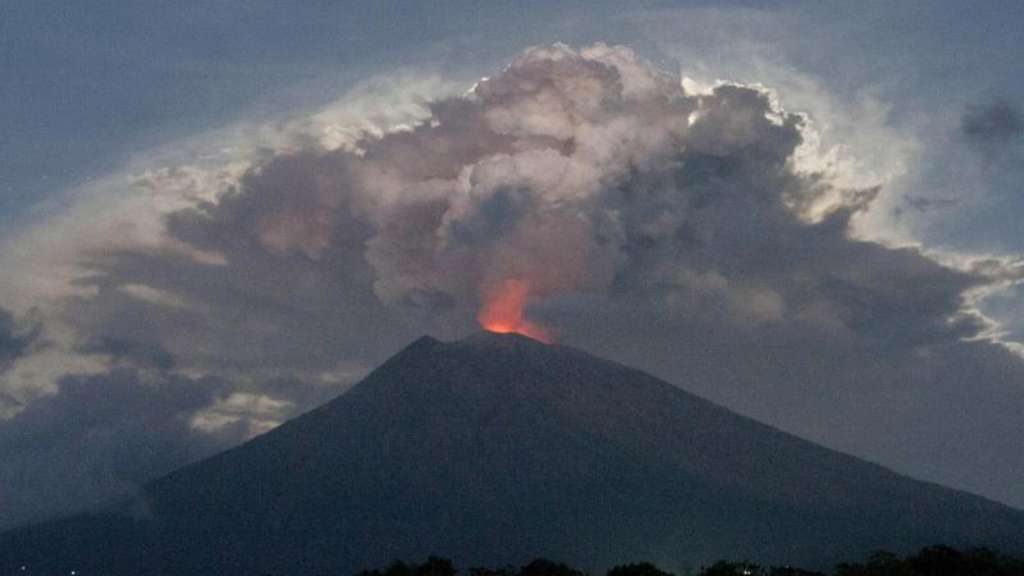 Отовсюду обо всем: Извержение вулкана на Бали ввергло в хаос десятки тысяч туристов