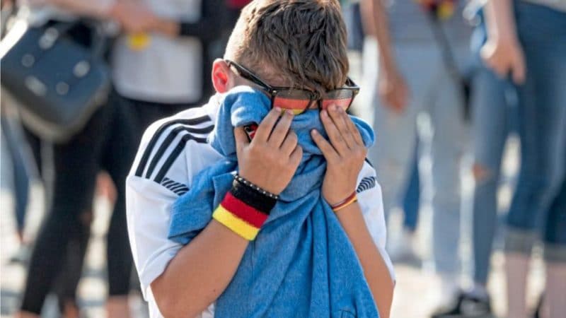 Общество: Германия выбыла из ЧМ-2018: эти футбольные атрибуты можно вернуть в магазин