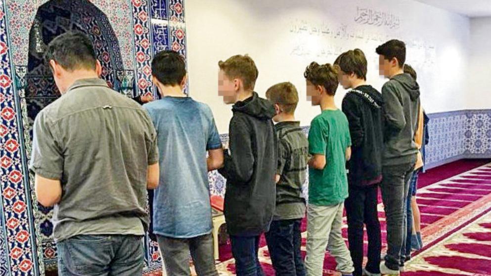 Общество: Почему немецких школьников отправили в мечеть, которая находится под наблюдением?