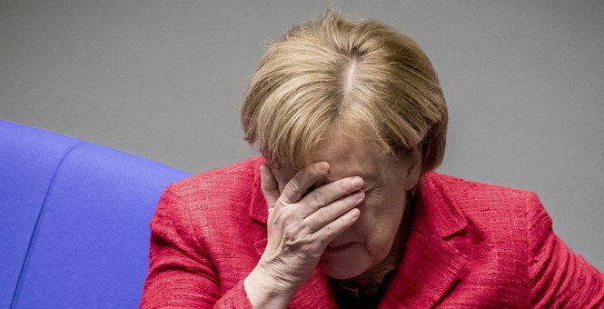 Политика: Меркель не принимает план Зеехофера в отношении беженцев. В партии мятеж
