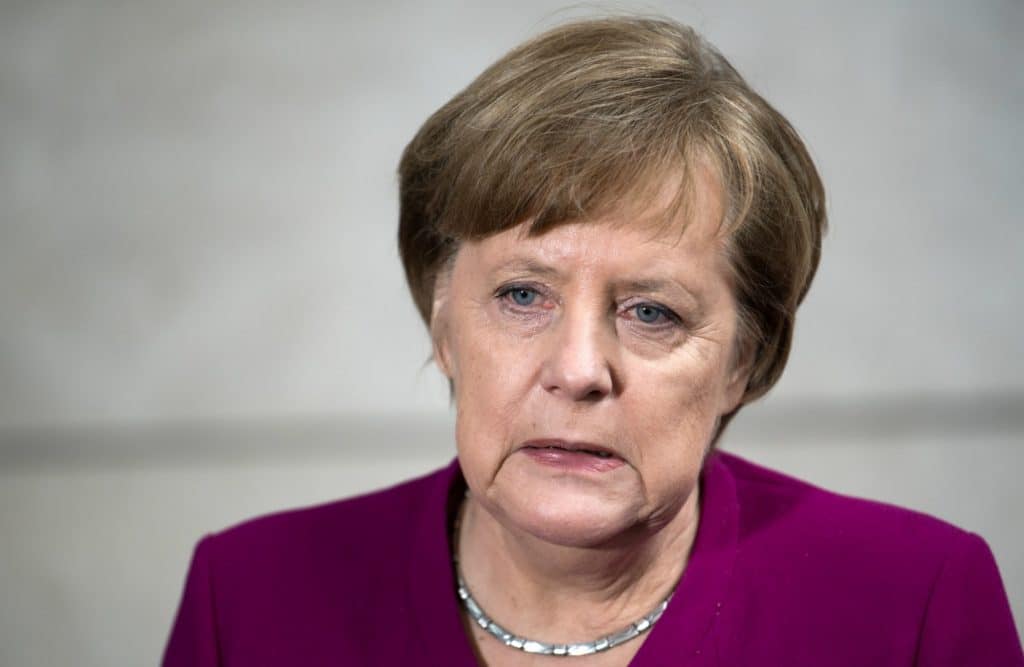 Политика: Почти половина немцев хотят отставки Меркель