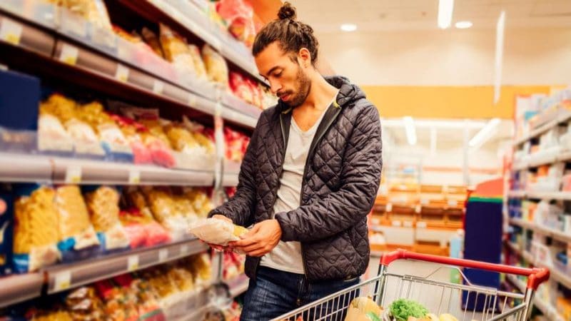 Общество: Продукты высшего качества и без консервантов: как супермаркеты обманывают покупателей