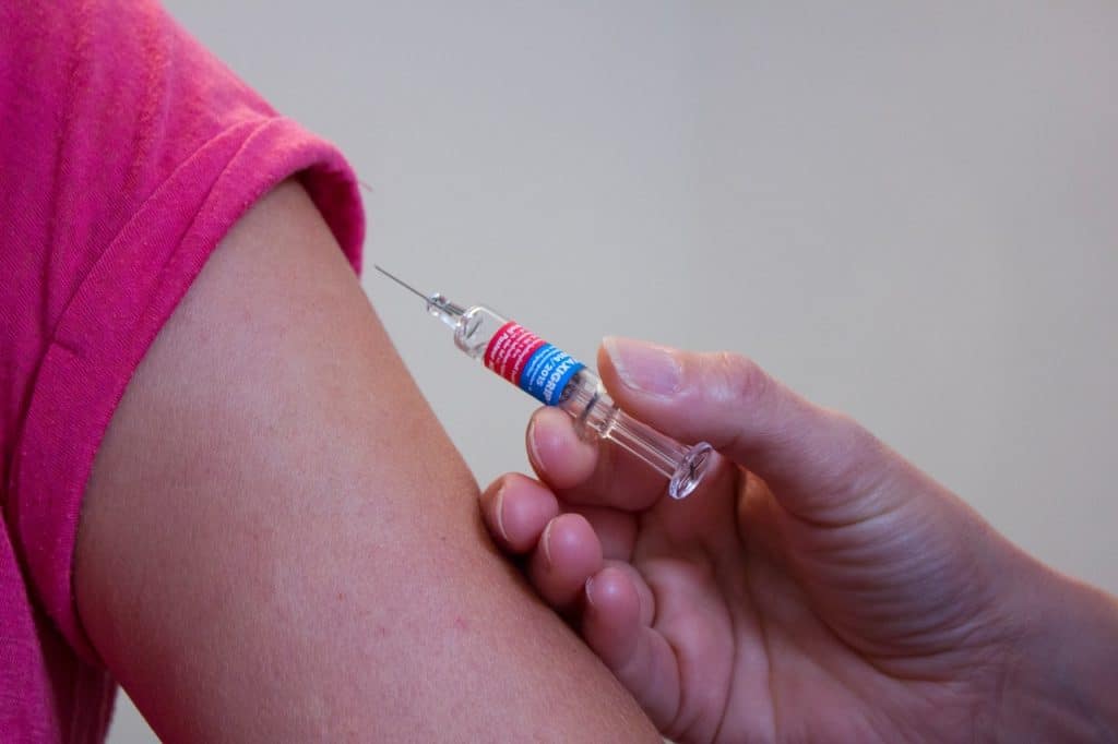 Здоровье: Противопоказания и побочные действия: что нужно знать о прививке от кори?