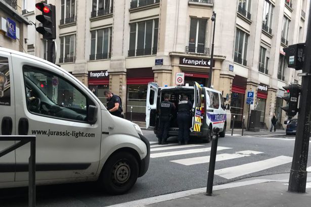 Отовсюду обо всем: Неизвестный захватил заложников в Париже и угрожает бомбой