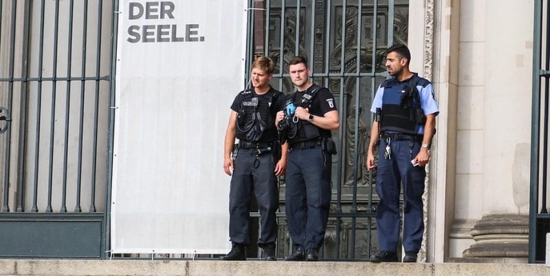 Происшествия: В Берлинском соборе полицейский выстрелил в мужчину, вооруженного ножом