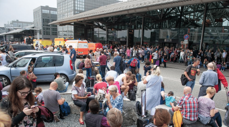 Аэропорт Гамбурга полностью обесточен: пассажиры эвакуированы, рейсы отменены