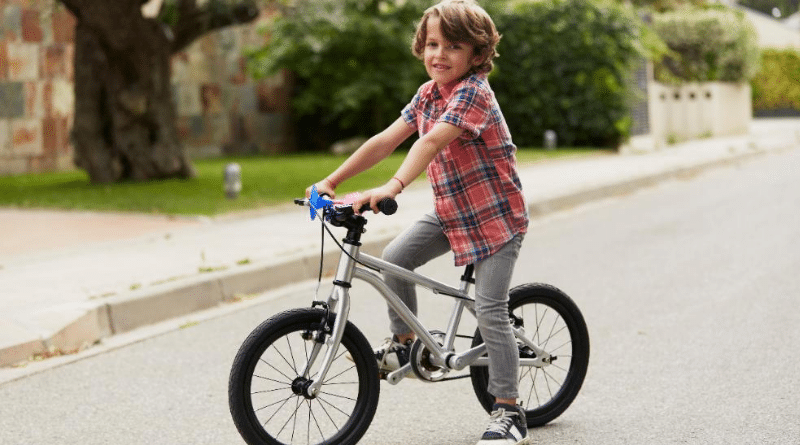 Общество: Как обезопасить ребенка во время езды на велосипеде?