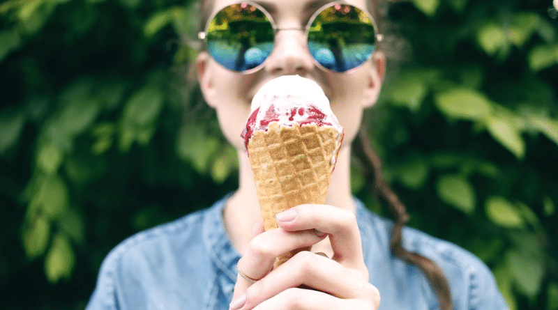 Здоровье: Почему от мороженого может разболеться голова?