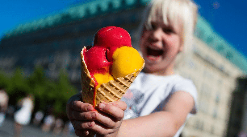 Общество: Можно ли разрешать ребенку каждый день есть мороженое?