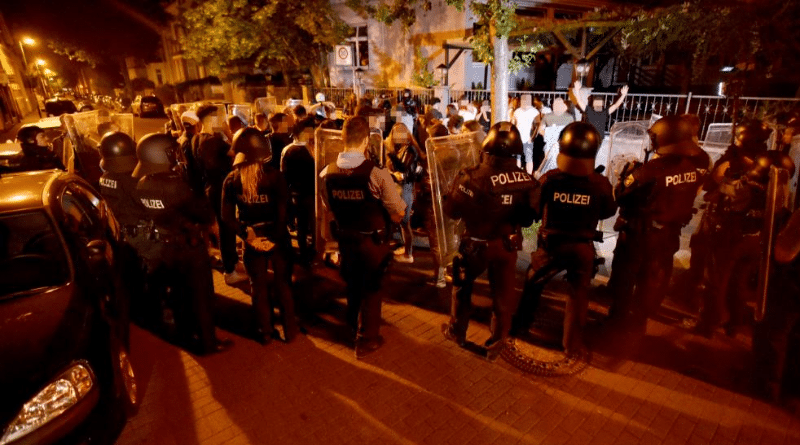 Происшествия: Группа людей в масках напала на полицейских на музыкальном фестивале Schlossgrabenfest