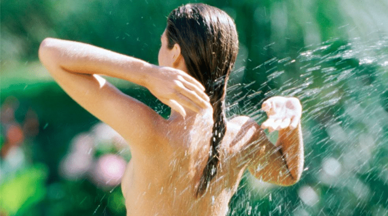 Общество: Можно ли загорать в своем саду и принимать душ голым?