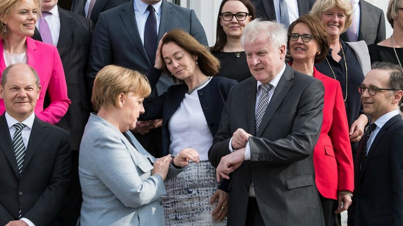Политика: Кризис миновал! Меркель и Зеехофер опять вместе