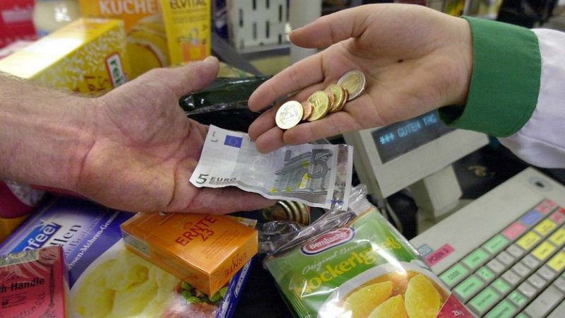 Общество: Кассир супермаркета: постоянный стресс за низкую зарплату