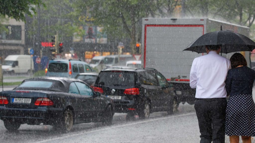 Погода: Сильные грозы, ливни и град: синоптики предупреждают об угрозе наводнения