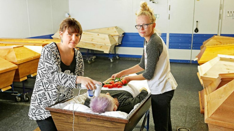 Общество: Школьницы нашли работу своей мечты в крематории