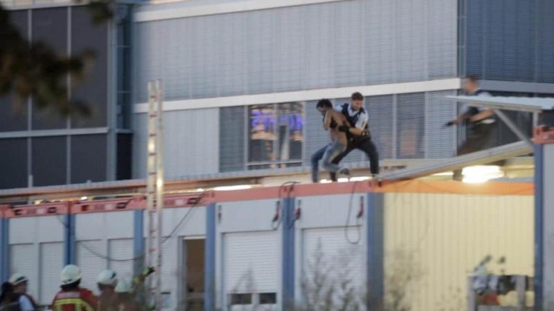 Происшествия: Он кричал и бросался камнями: полиция сняла с крыши просителя убежища