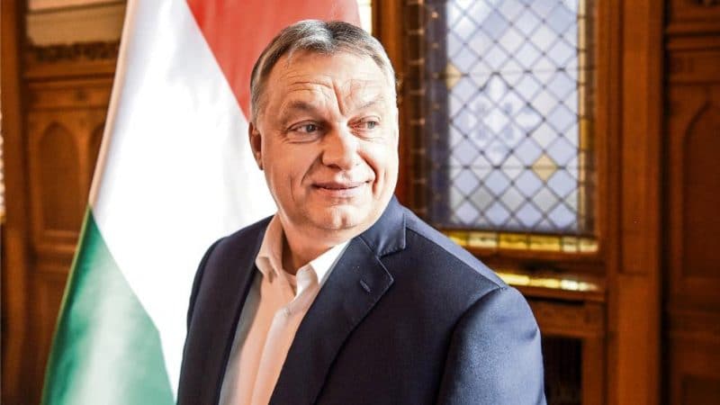 Политика: Орбан: «Миграционная политика Меркель лишит меня должности»