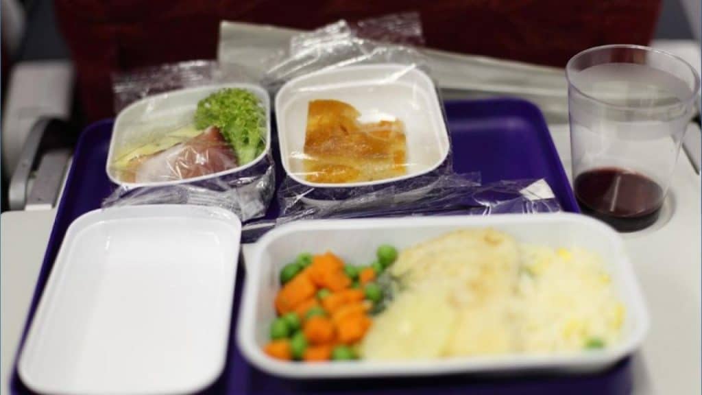 Домашние хитрости: Никогда не ешьте эти продукты в самолете