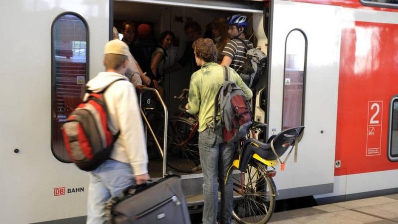 Общество: Острая нехватка мест в региональных поездах: велосипедисты остаются на перроне