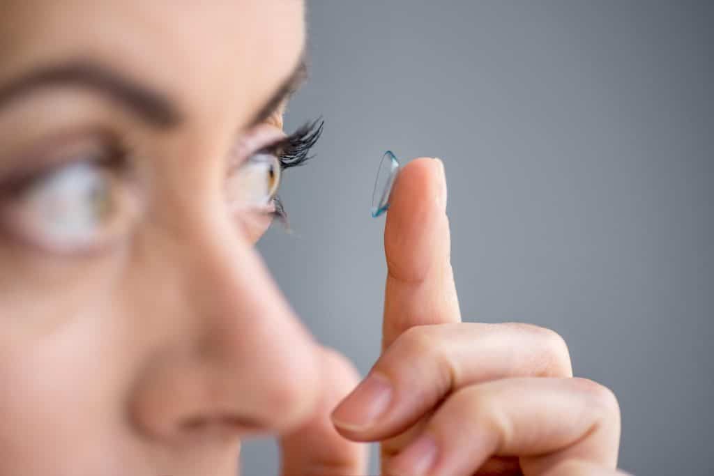 Здоровье: Вода, косметика и очки: 6 ошибок, которые совершают владельцы контактных линз