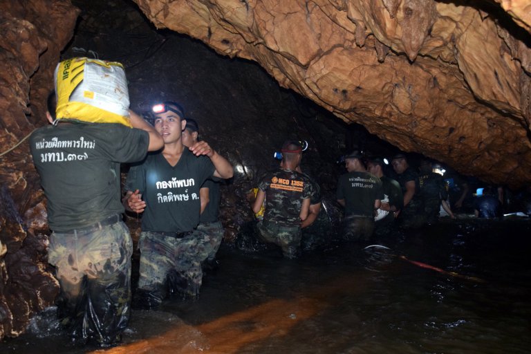 Отовсюду обо всем: Школьникам, застрявшим в тайской пещере, придется научиться плавать