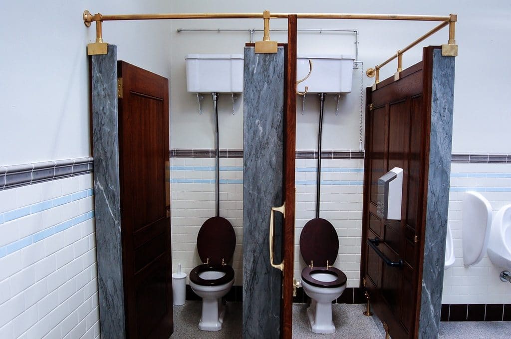 Домашние хитрости: Почему в общественном туалете нужно всегда садиться на унитаз