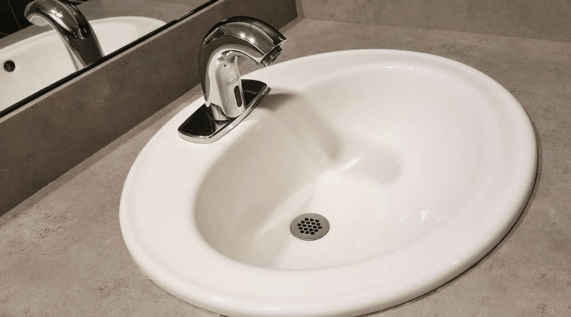 Домашние хитрости: Как легко и без химии очистить слив в ванне, раковине, душевой?