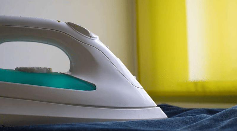 Домашние хитрости: Как легко и быстро очистить утюг от нагара и накипи?