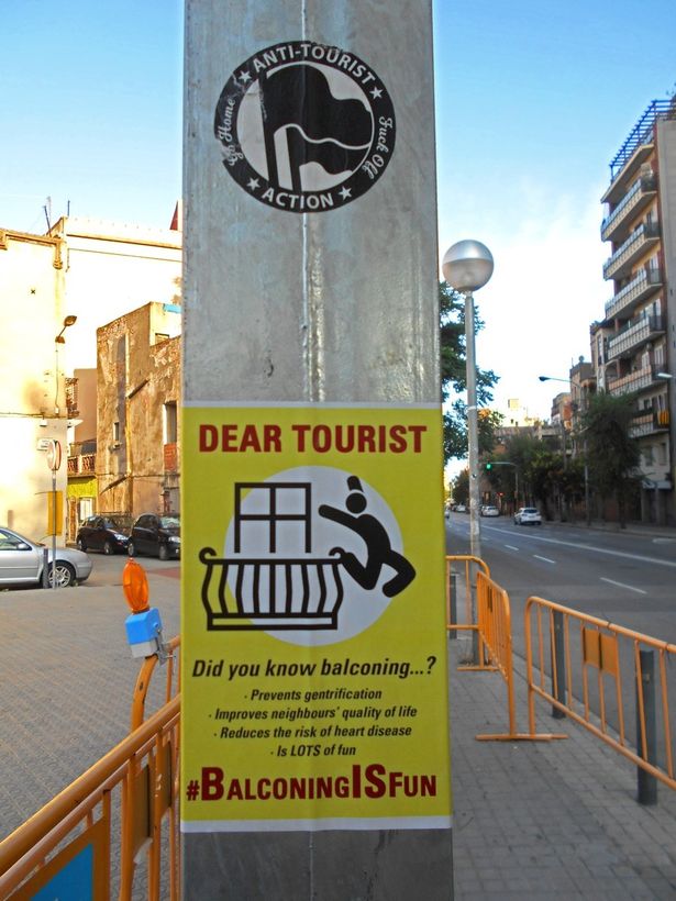 Отовсюду обо всем: Уставшие от туристов испанцы развесили в Барселоне серию грубых постеров