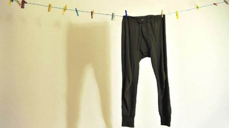 Домашние хитрости: Как правильно стирать темную одежду, чтобы она сохранила цвет?