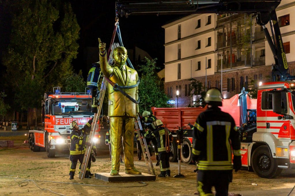 Общество: Золотую статую Эрдогана в Гессене демонтировали из-за недовольства общественности