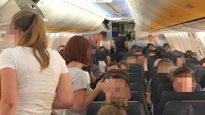 Происшествия: Сервис от Ryanair: пассажиров держали в самолете без кондиционера и требовали деньги за воду