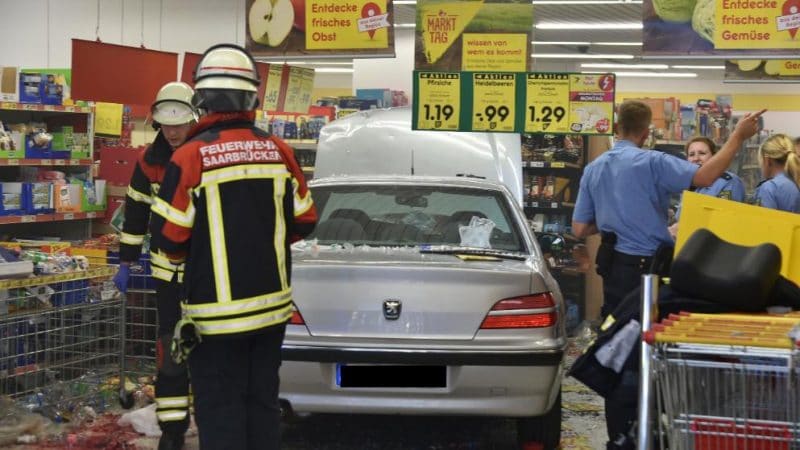 Происшествия: 91-летний пенсионер на автомобиле въехал в супермаркет. 6 пострадавших
